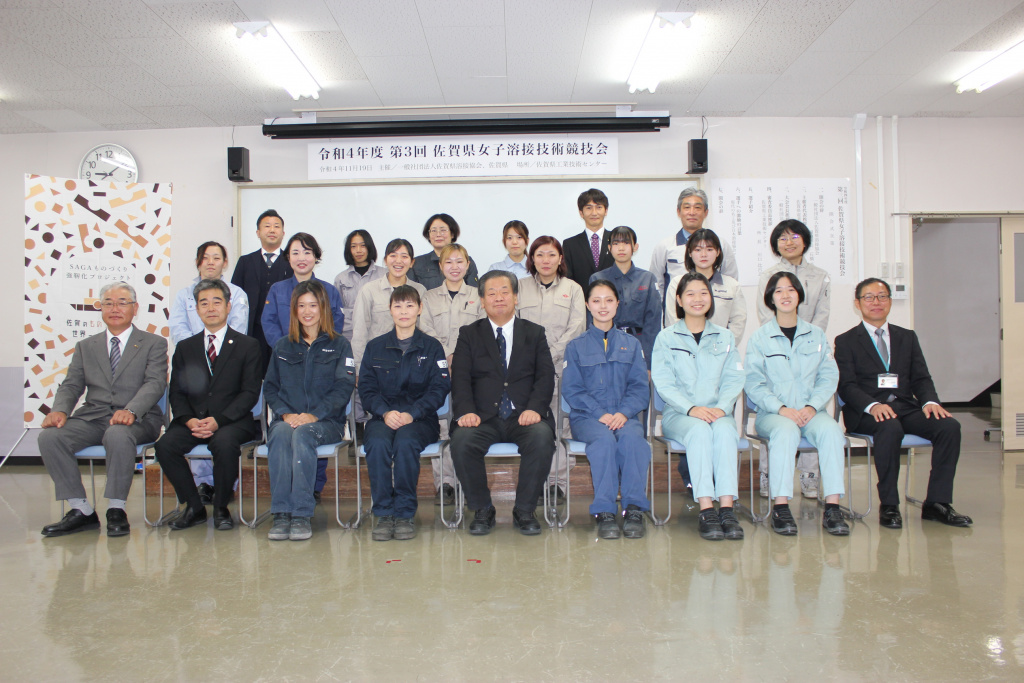 「自らの技術に磨きをかけて、会社でその技術を広げてほしい」と森大会会長（前列中央）