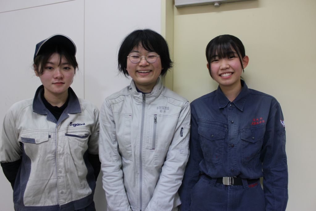 左から室さん、鈴木さん。常連の２人も今回の課題は「難しかった」と口をそろえる。右は今回唯一の高校生参加者の武富さん