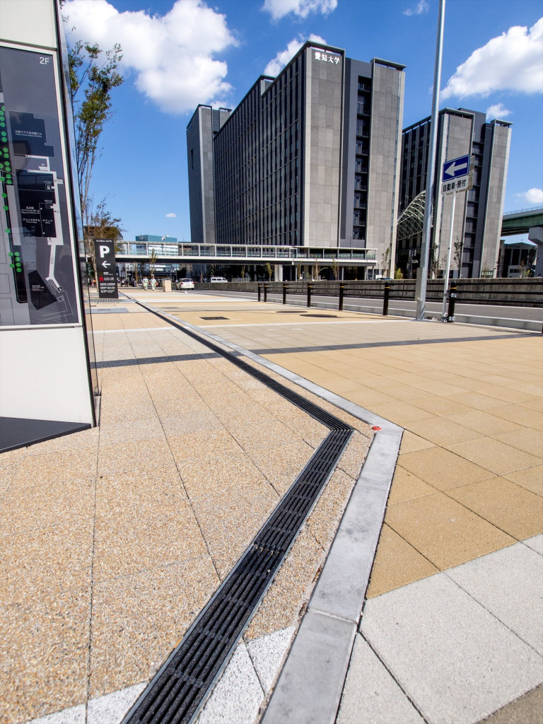 境界ブロックに沿ってライン状に設置されたグレーチング（中部コーポレーション提供）