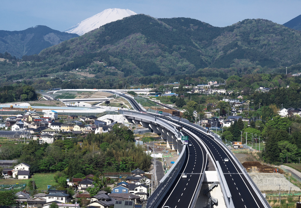 昨年４月に開通した新東名高速道路の伊勢原大山ＩＣ－新秦野ＩＣ間