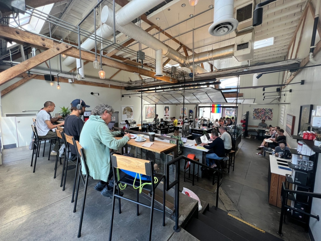 【写真１】自然光のあるカフェに集まる、ロサンゼルスのテレワーカー（２２年夏）