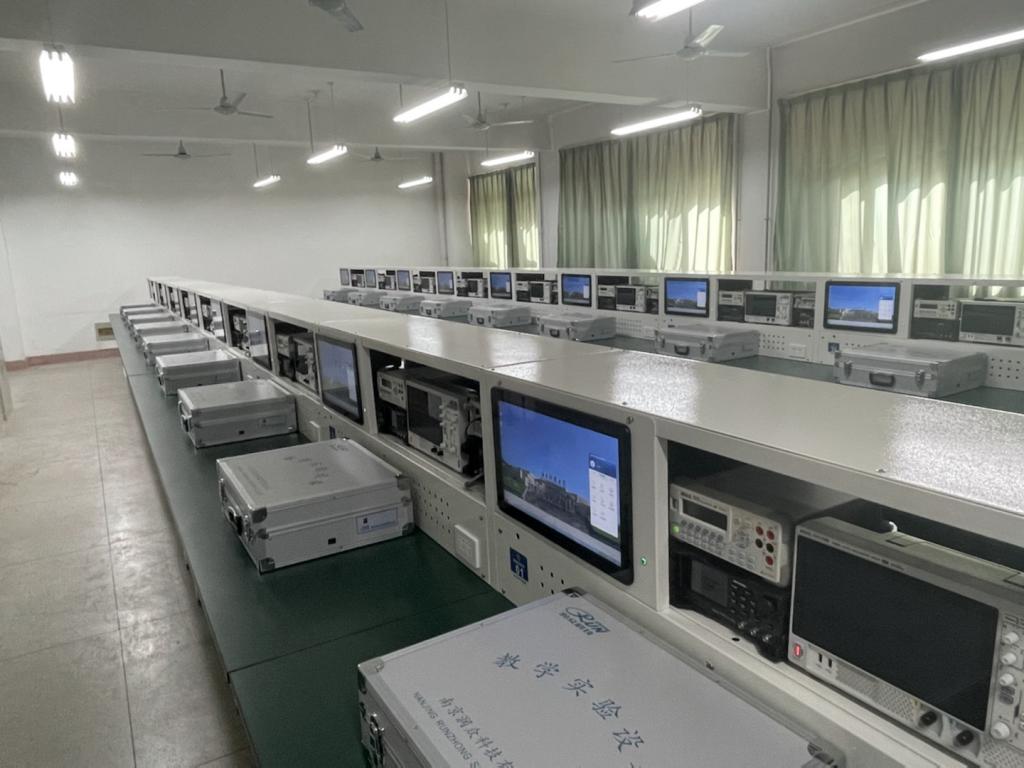 リゴル・テクノロジーズが中国の大学に納めたオシロを中心としたシステム