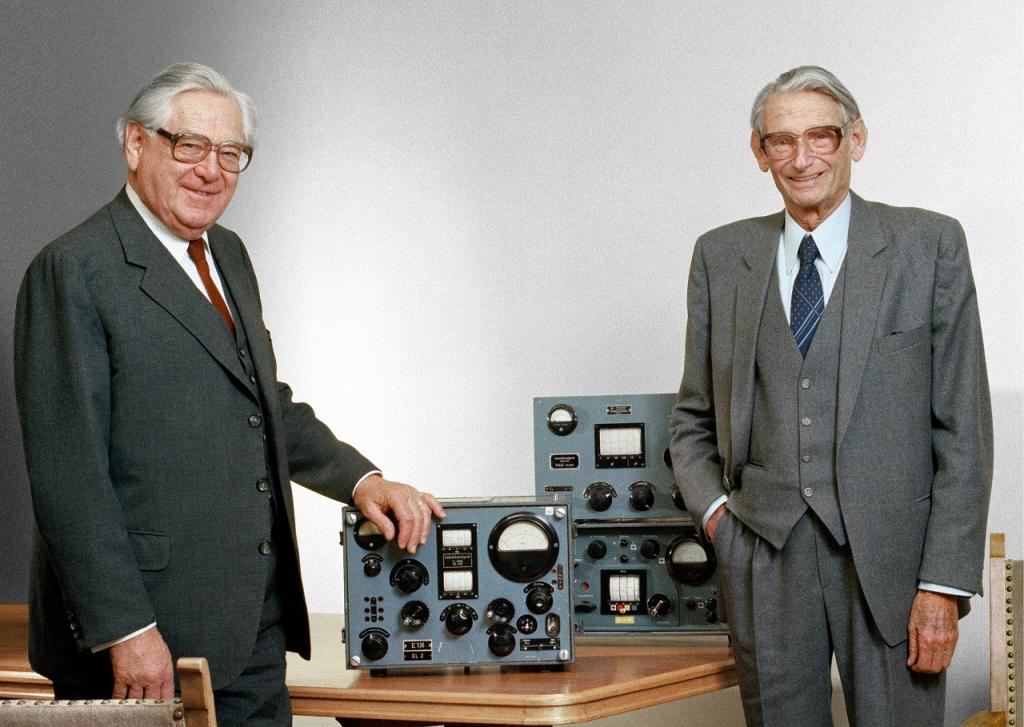 創業時の測定器に手を添えるロタール・ローデ氏（右）とヘルマン・シュワルツ氏