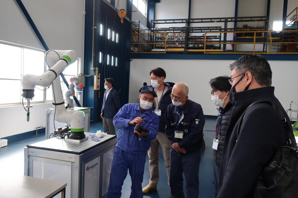 浜松地域イノベーション推進機構が松下工業で開いた協働ロボットの見学・操作体験会