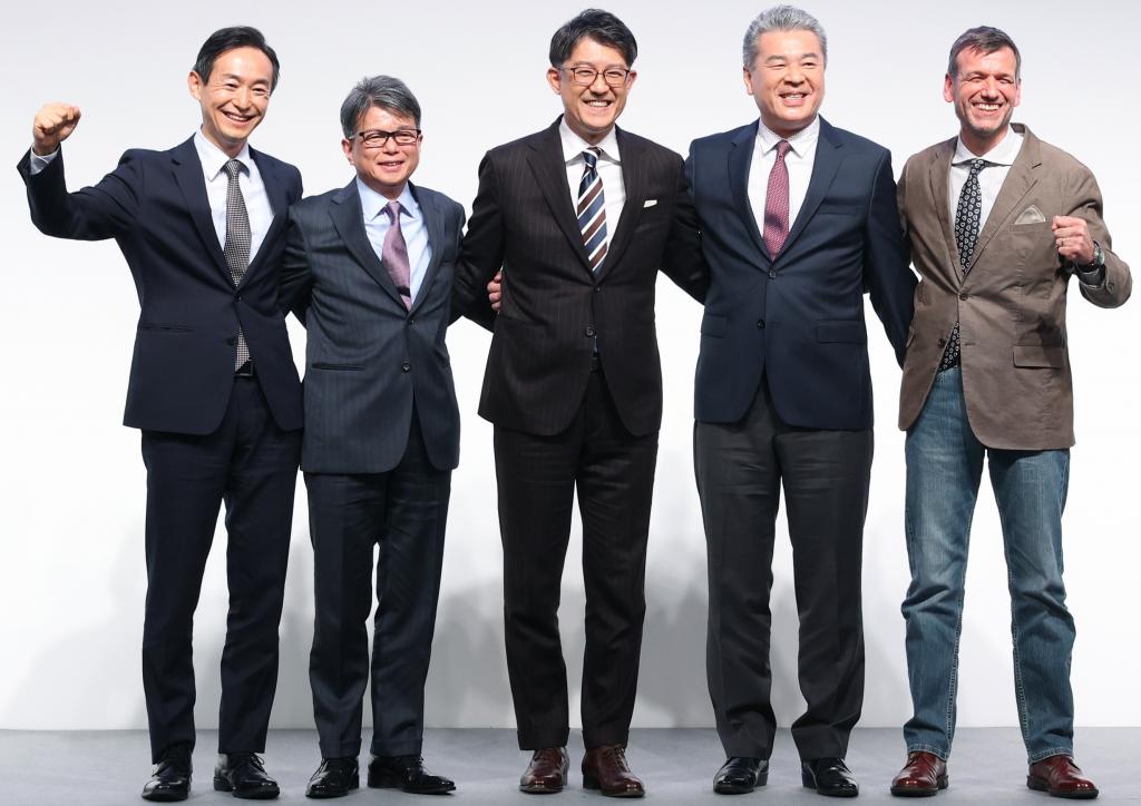 トヨタの佐藤次期社長(中央)が自身の社長就任後の新体制について記者会見で説明した