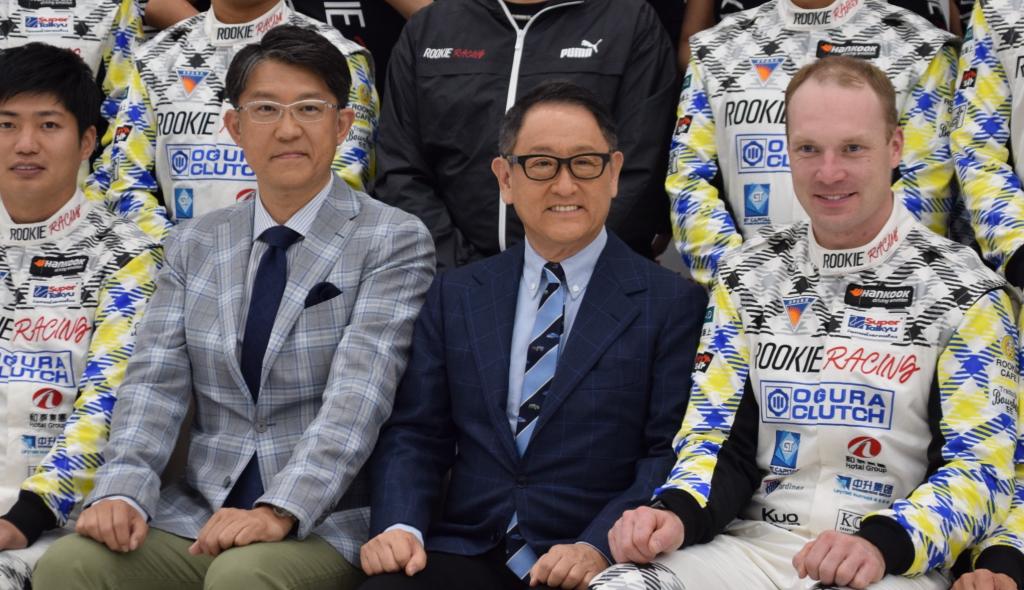 トヨタ自動車の豊田章男会長（右から２人目）と佐藤恒治新社長（同３人目）