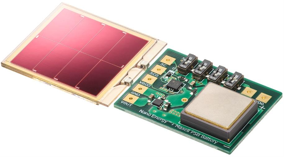 ロームとマクセルが共同開発した全固体電池評価キット。ソーラー発電パネル（左）と全固体電池を組み込んだ回路の機能などを評価できる