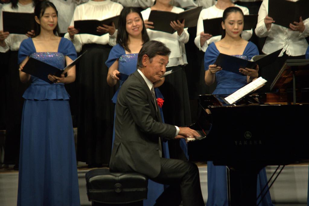 文化庁の京都移転記念式典でピアノ演奏する都倉俊一文化庁長官