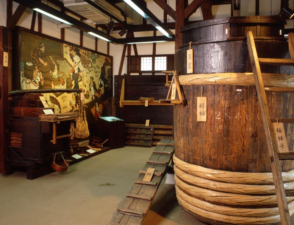 京都市有形民俗文化財指定の酒造用具を多数展示する