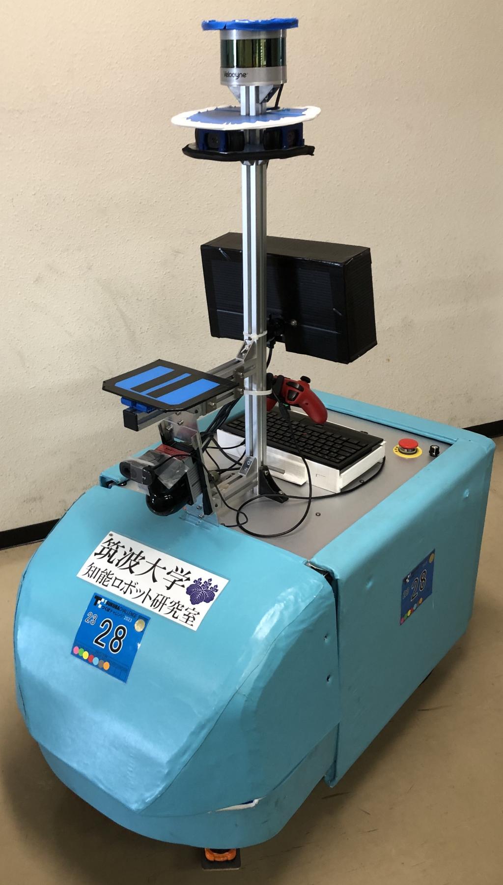 レーザースキャナーとビデオカメラを搭載した実験用自律移動ロボット「Ｋｅｒｂｅｒｏｓ」（筑波大学知能ロボット研究室）