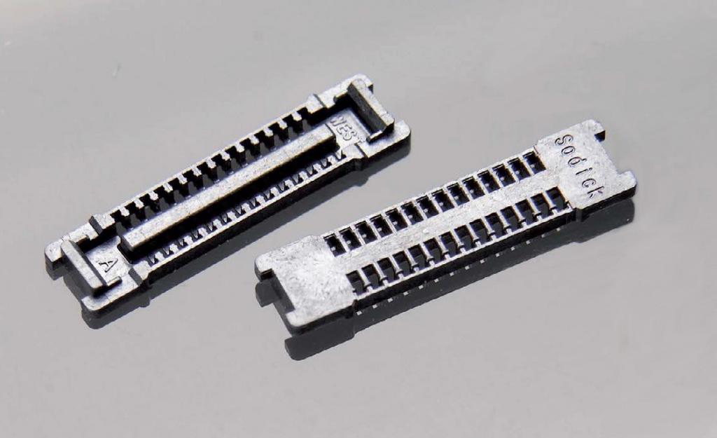 ソディックは精密小物部品向けの射出成形機で基板対基板コネクターの成形を実演した