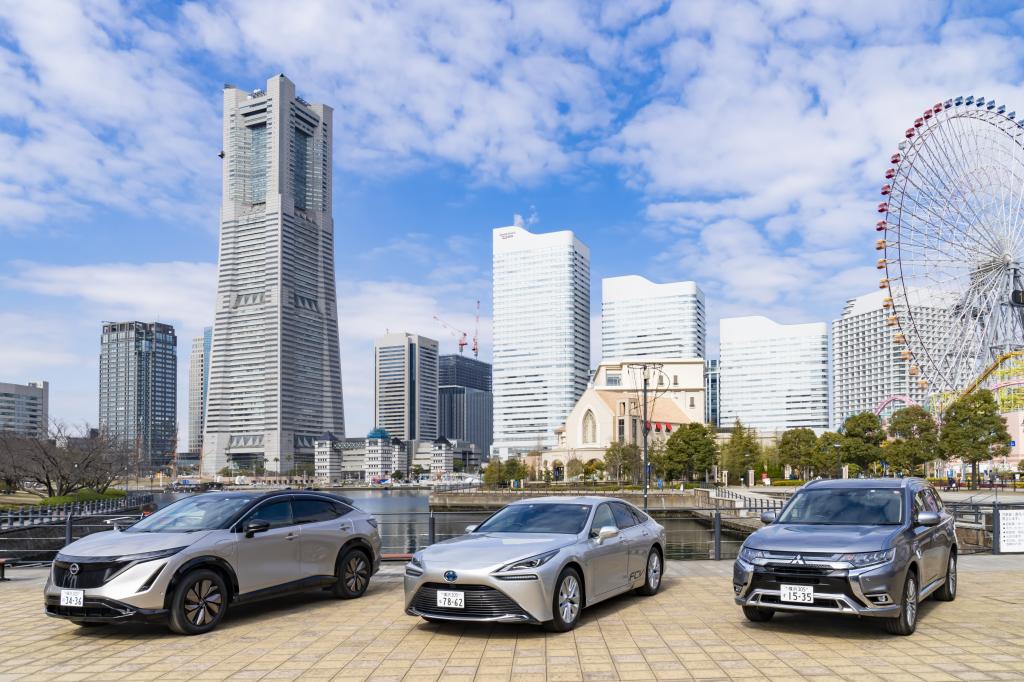 みなとみらい２１地区をバックにするＥＶ（左）、燃料電池車（中、ＦＣＶ）、プラグインハイブリッド車（右、ＰＨＥＶ）＜提供、横浜市＞