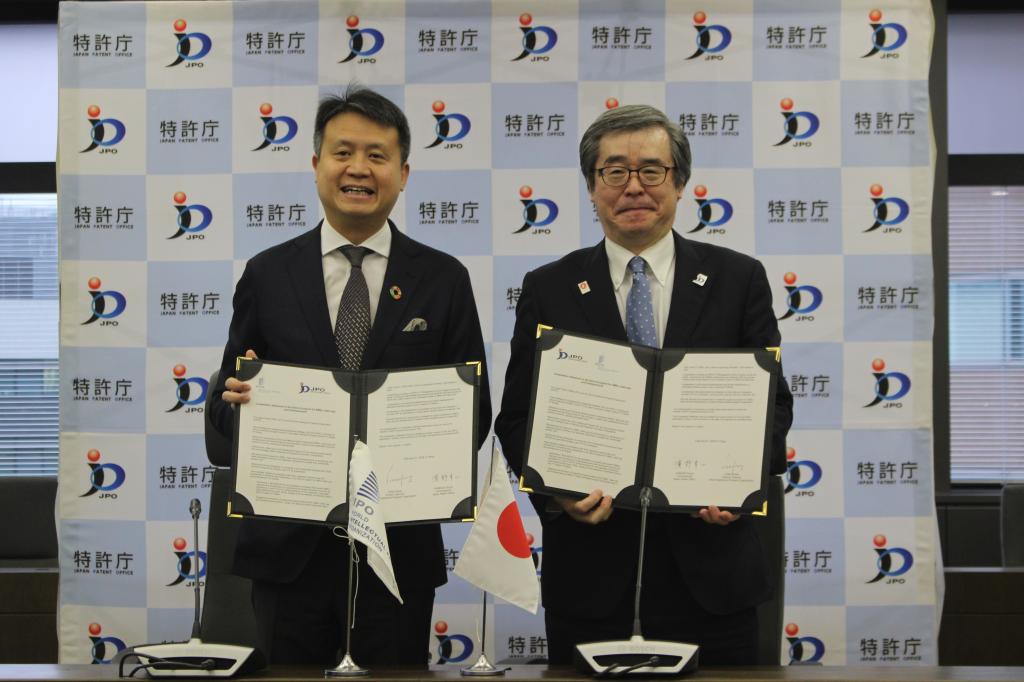 協力声明の署名式。ＷＩＰＯのダレン・タン事務局長（左）と特許庁の濱野幸一長官