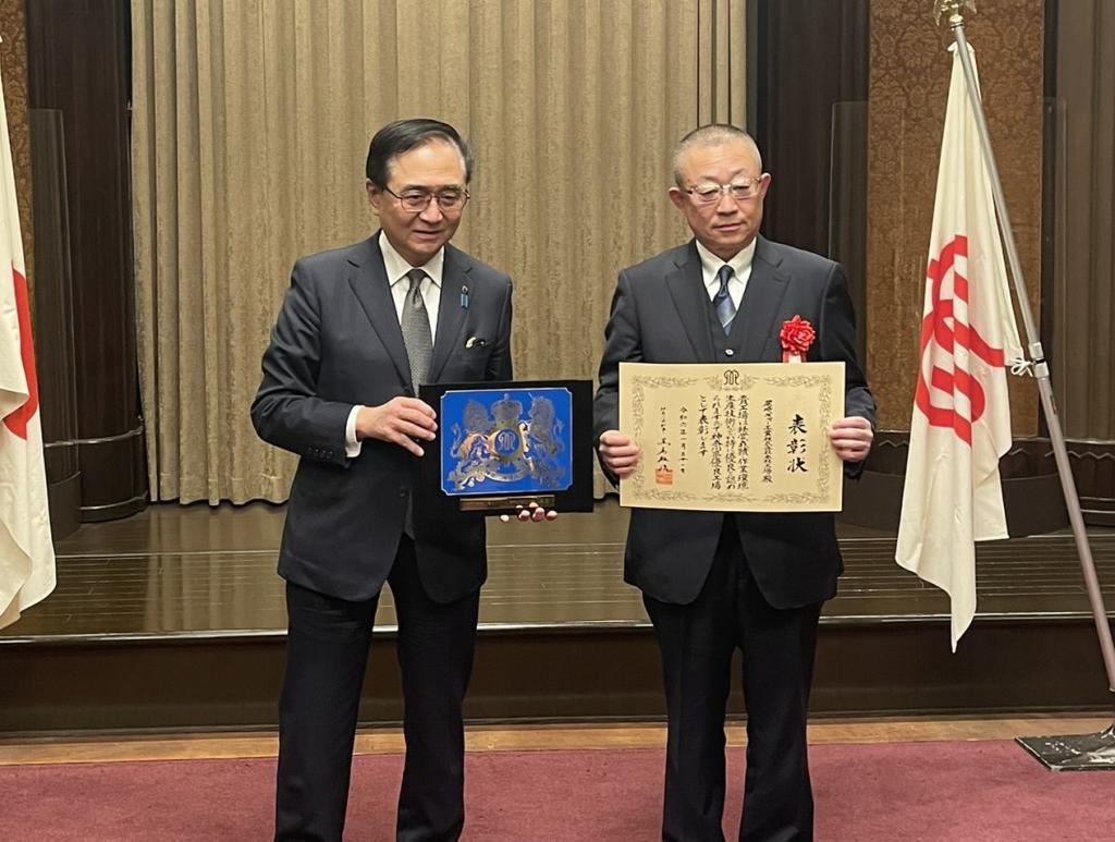 神奈川県から表彰を受ける尾崎社長（右）