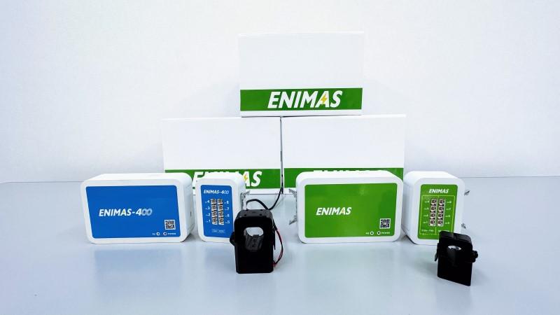 ポータブル電流計「エニマス」（右）と測定範囲が５０アンペアから４００アンペアまで対応するモデル「エニマス－４００」（左）