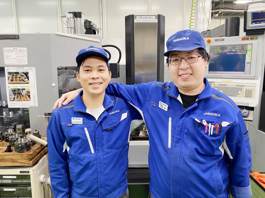 高難度の加工習得を目指すトラン氏（左）