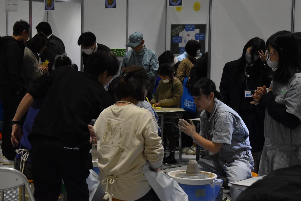 前回は会場となる常滑市の地域産業、陶芸を来場者が体験した