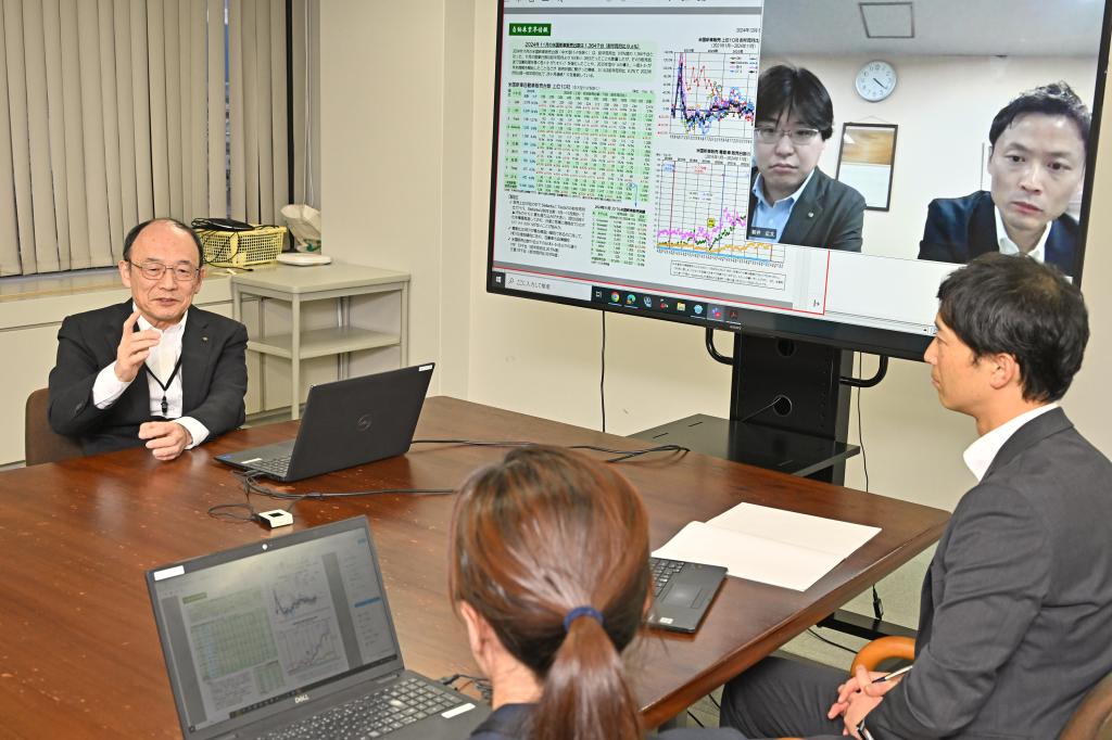 ＳＵＢＡＲＵのＯＢで、審査部の加藤純二氏（左）と自動車関連情報を共有