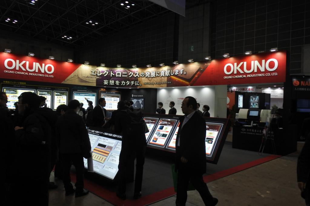 奥野製薬工業はガラス基板向けスルーホールフィリング硫酸銅めっき添加剤を出品する（半導体・センサ　パッケージング展）