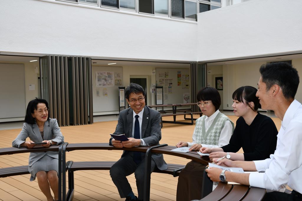 学生と語らう太田学長（左から２番目）