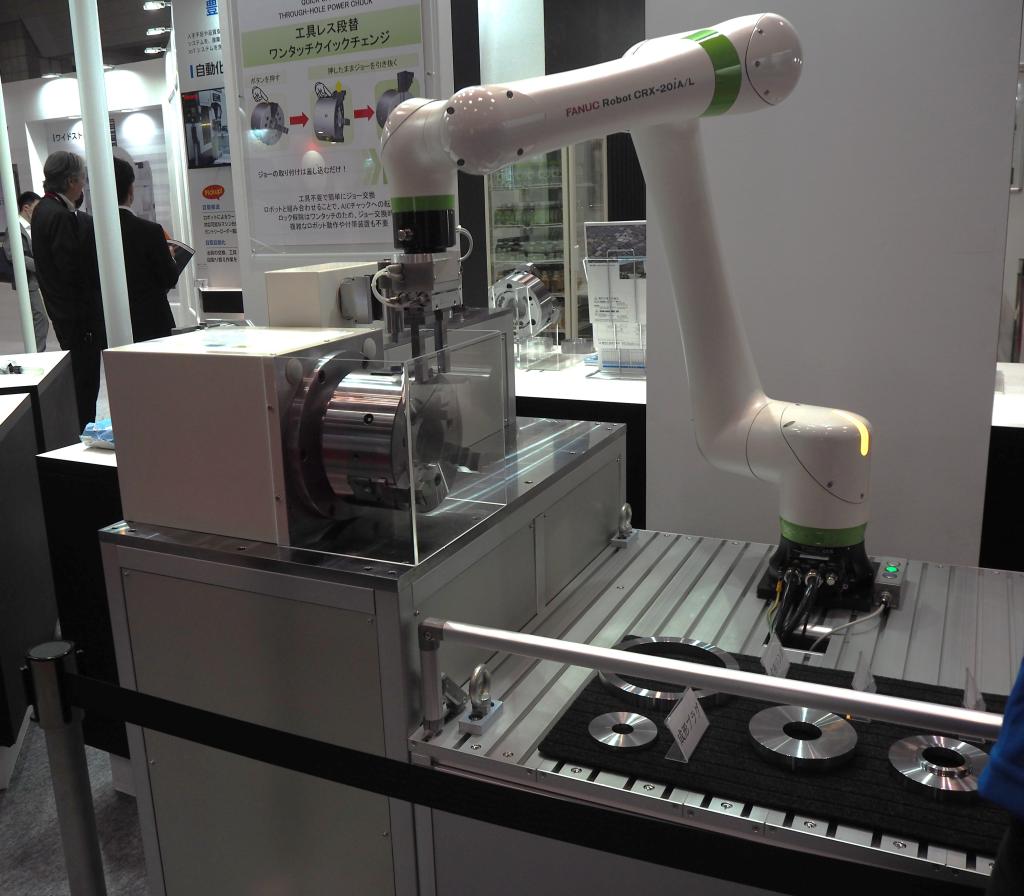 豊和工業はＪＩＭＴＯＦでロボットでチャックの爪交換をするデモンストレーションを披露