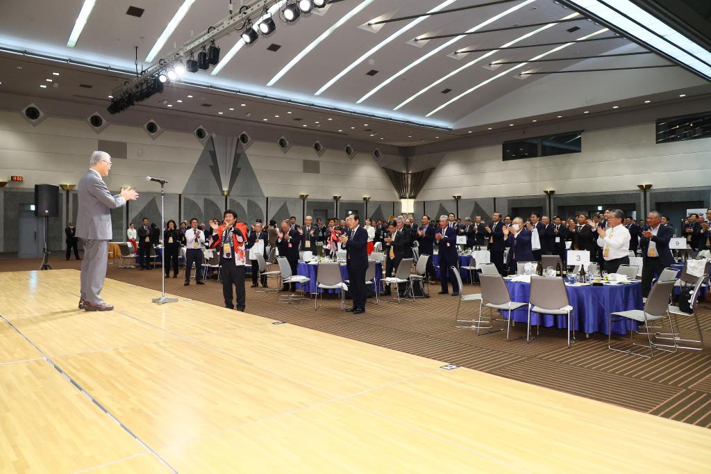 千葉全国大会で中締めのあいさつをする千歳会長