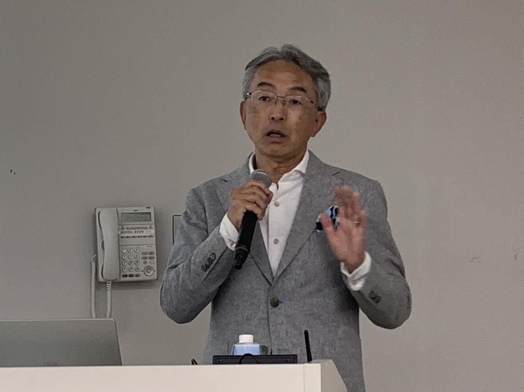ＡＩ活用について戦略を紹介するＮＴＴデータグループの佐々木社長