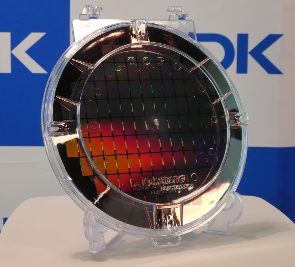ＴＤＫが試作した１２インチウエハー。ウエハーにスピンメモリスタを形成し、量産を目指す