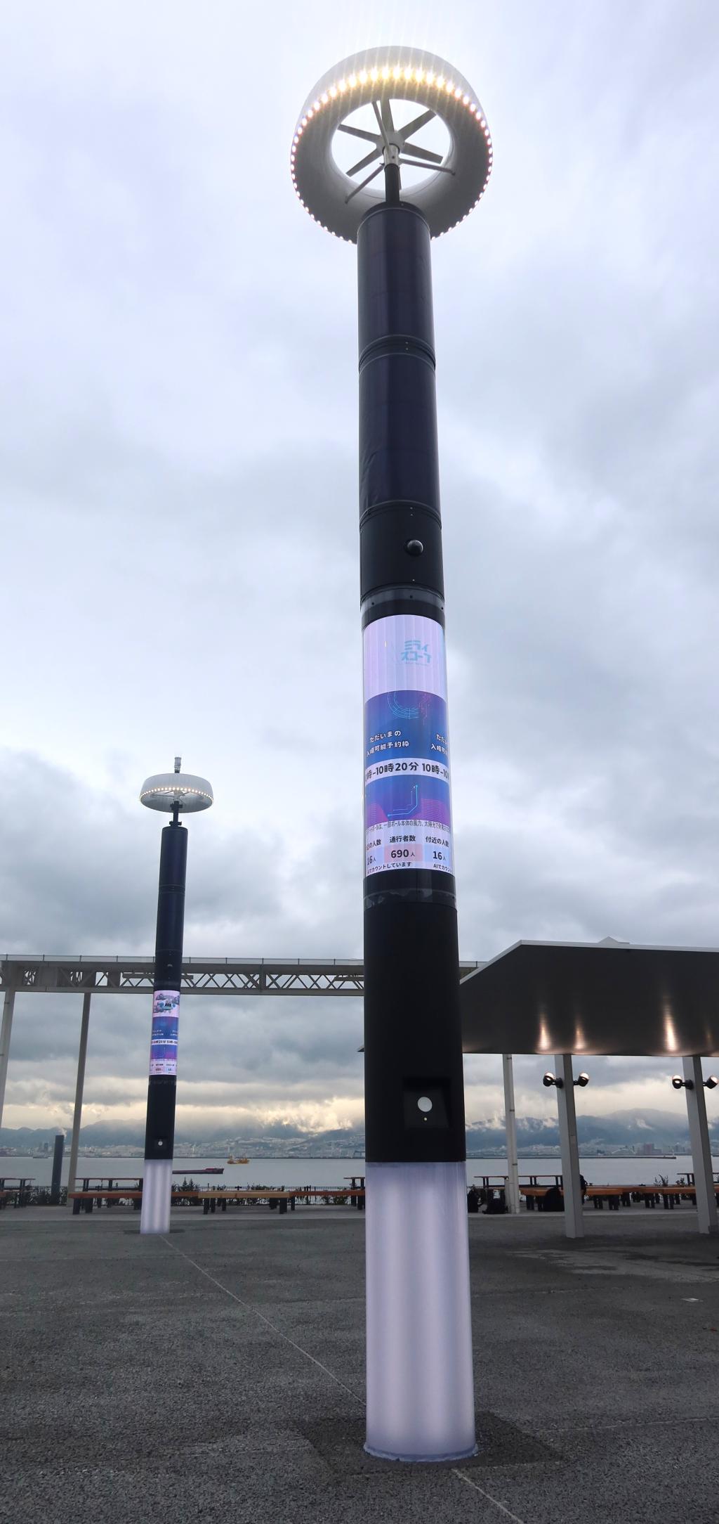 パビリオン「未来の都市」の入り口に３台設置されたスマートポール