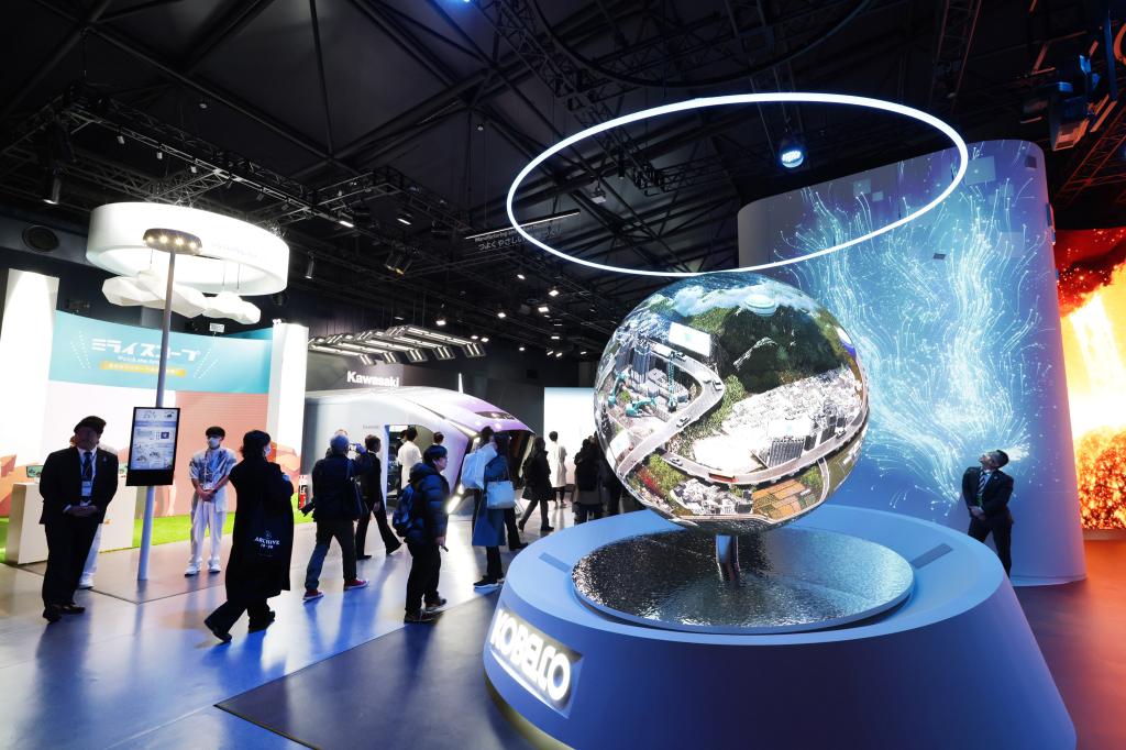 万博の大型パビリオン「未来の都市」で、協賛者の展示エリア