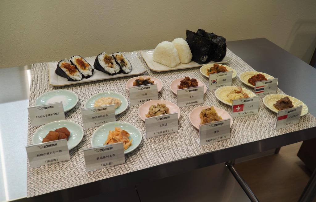 象印マホービンがＯＲＡパビリオン内の店舗で提供するおにぎりや具材