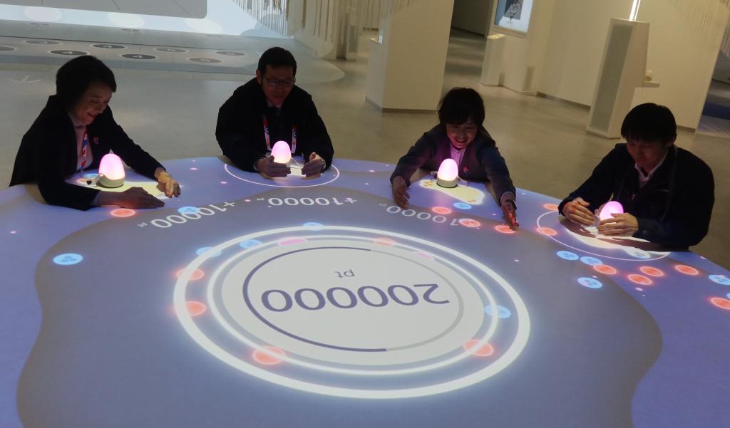 「核融合」の展示では、重水素と三重水素を反応させるゲームを通じて体感的に学ぶことができる