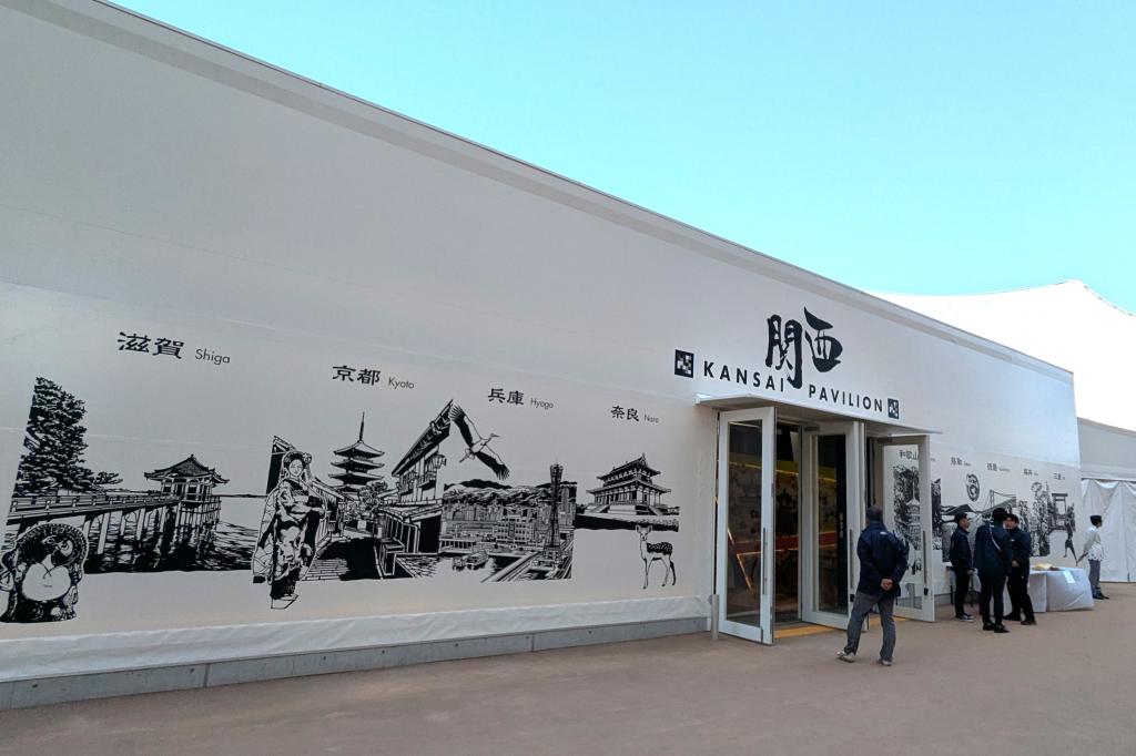関西パビリオンの外観。切り絵グラフィックで各県を描く（２５年３月）