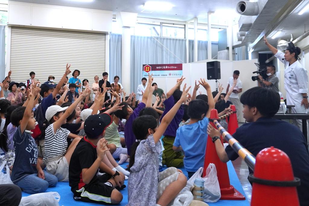 「夏休み子ども化学実験ショー」（２０２４年＝日本化学工業協会提供）