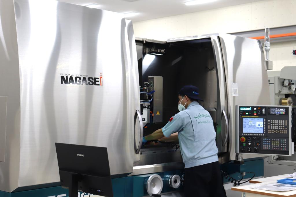ナカヤマ精密が導入したナガセインテグレックスの平面研磨加工機