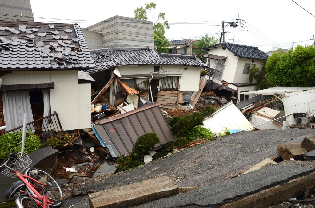【写真１】熊本地震で震度７が２度襲った益城町（ましきまち）。旧耐震基準以前の木造住宅の多くが倒壊していた