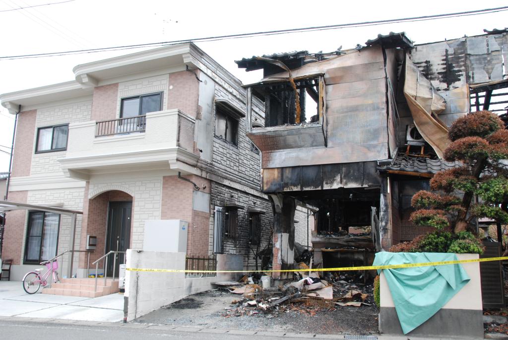 【写真３】２メートルしか離れていない隣家が全焼するも壁の修繕だけで済んだＷＰＣ工法の住宅