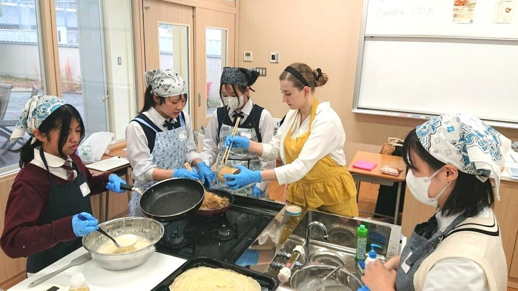 ２０２４年度には、市内高校生がポーランドの食文化を体験する教室が行われた