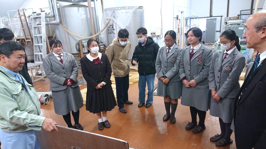 留学生や日本人高校生の２０人が地元企業を見学しながら、そこで働く外国人材と意見交換