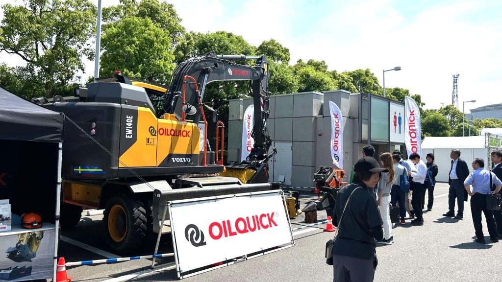 屋外実演会場では実機によるデモを間近で見られる