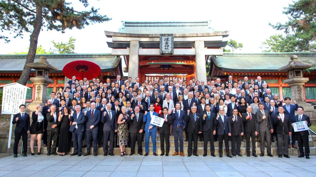２０２４年に大阪で開催した世界切削工具会議には１７０人が参加し、国を越えた活発な交流が行われた（住吉大社）