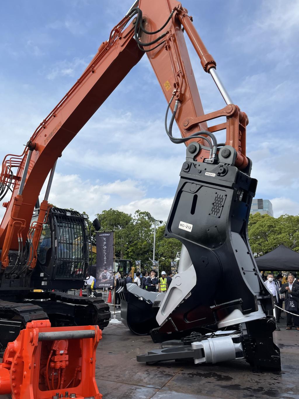 屋外展示場では建機のデモンストレーションが見られる（２０２４年会場）