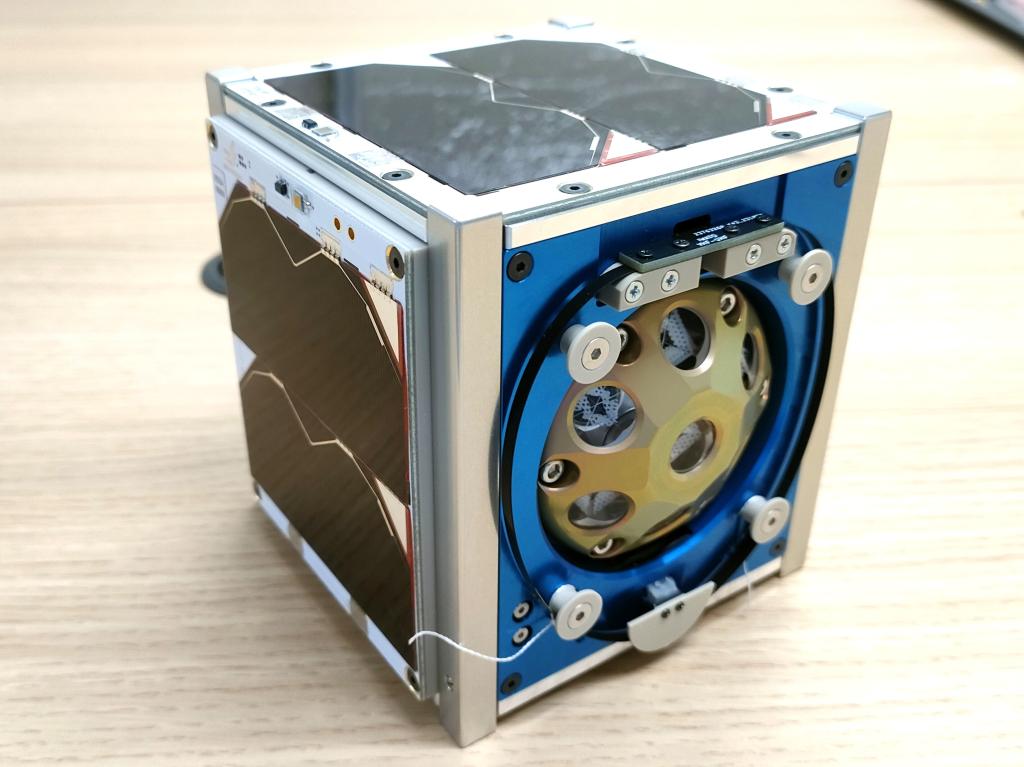 小型リフレクター（中央）を搭載した小型人工衛星