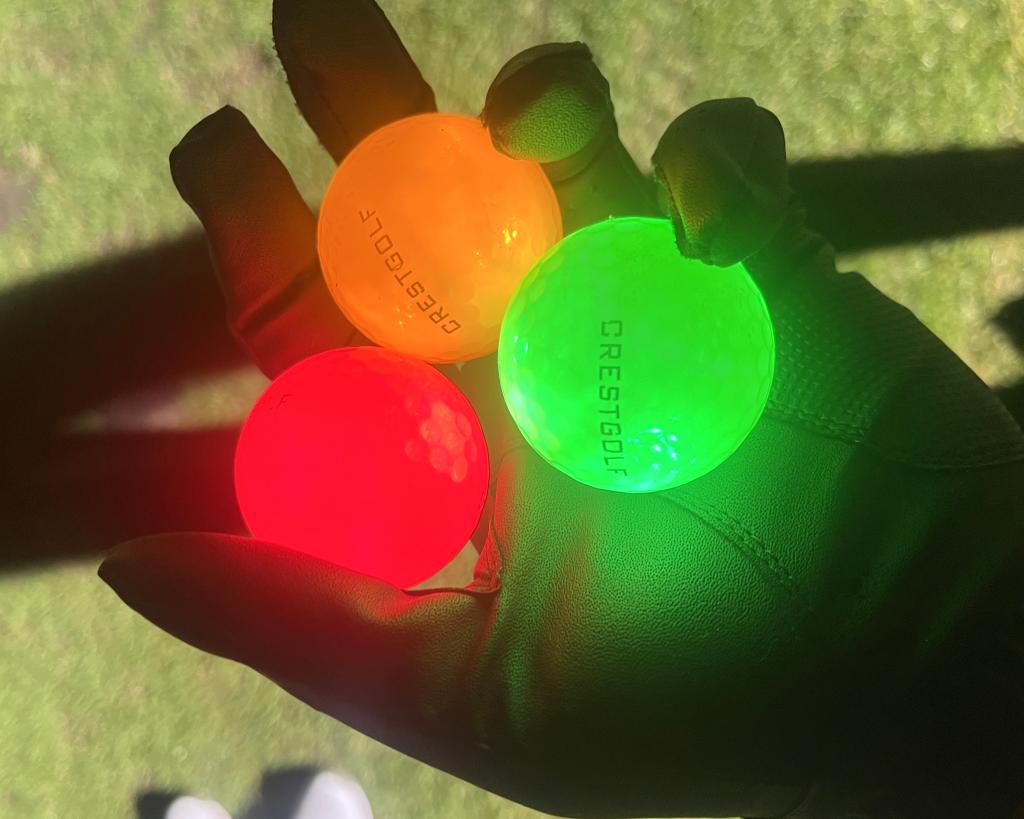 光るボールを使えば、暗闇でもボールが見つけやすい