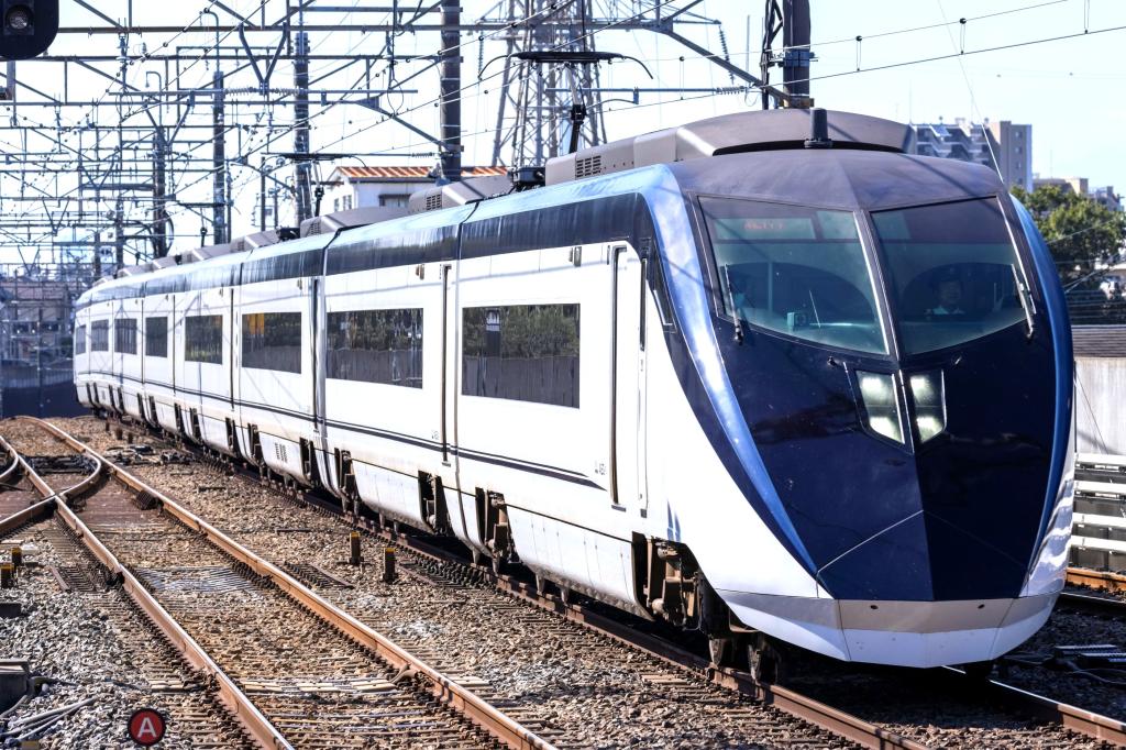 写真は既存の京成上野駅&mdash;成田空港駅間を走るスカイライナー