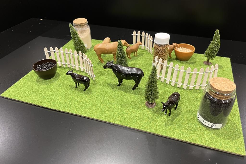 未利用資源を利用した製品も開発。同資源が主成分の精密成形性を有する素材で制作した牛のミニチュア