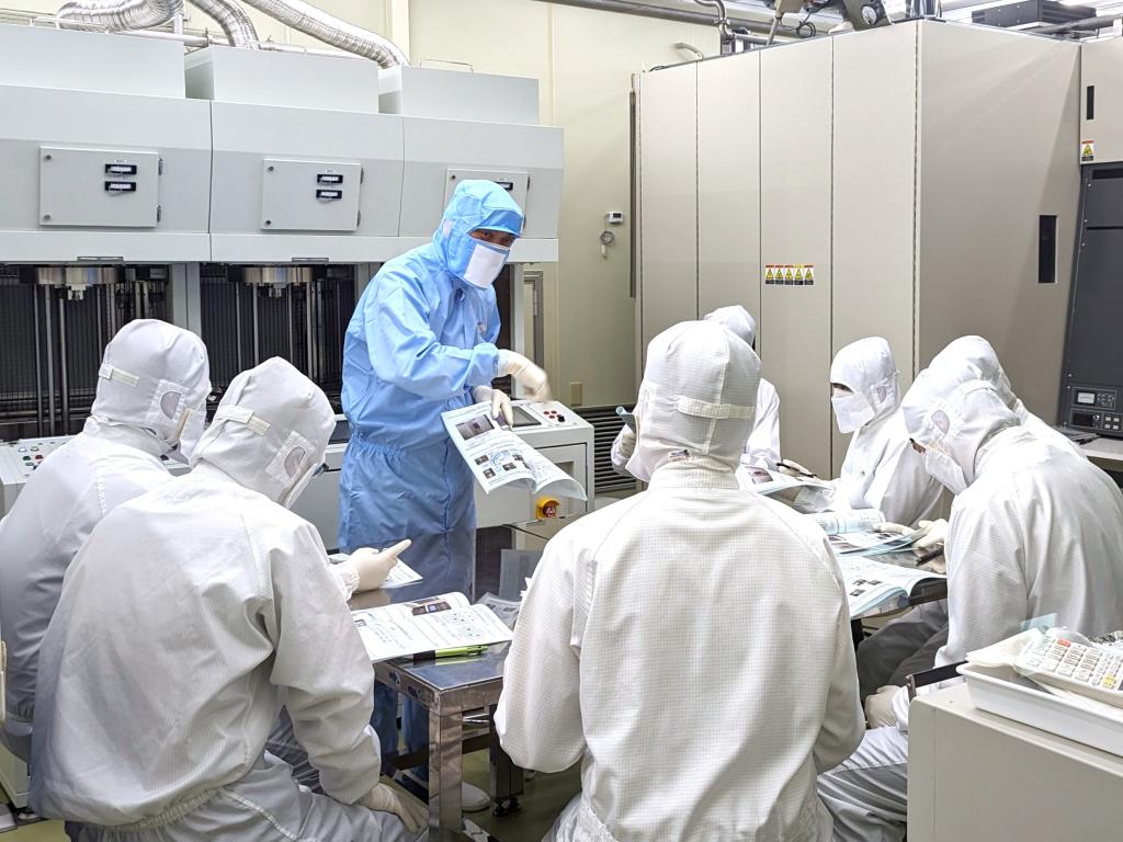 クリーンルームの体験実習などを通じて人材育成にも取り組んでいる