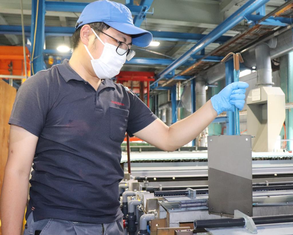 九州電化は航空宇宙分野への参画を図る（黒色めっきの試作現場）