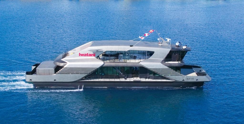 万博会場へアクセスできる水素燃料電池船「まほろば」（岩谷産業）