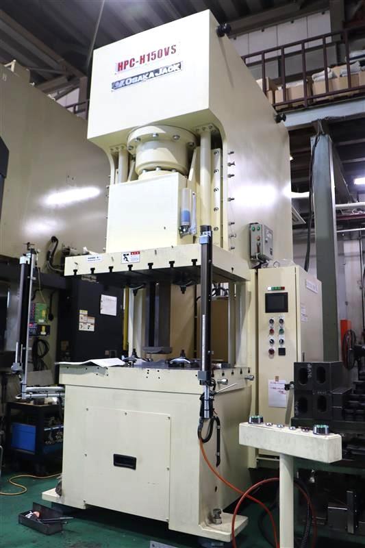 導入したＣ型油圧プレス機